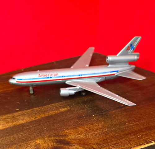 Ertl american airlines 10 - american, dc-10